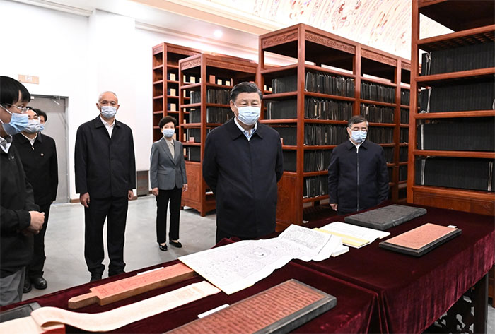 習(xí)近平1日下午在中國(guó)國(guó)家版本館考察時(shí)，在蘭臺(tái)洞庫(kù)了解館藏精品版本保存情況